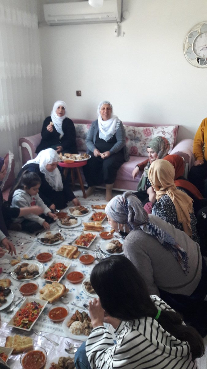 ak_hazro's tweet photo. Başta Annem ve sevgili Eşim     2 Ablam 2 kız kardeşim sekiz yengemle yemekte  bir aradayız .
#AnnelerGünü'müz kutlu olsun ❤️ https://t.co/EZfc9aEYHO