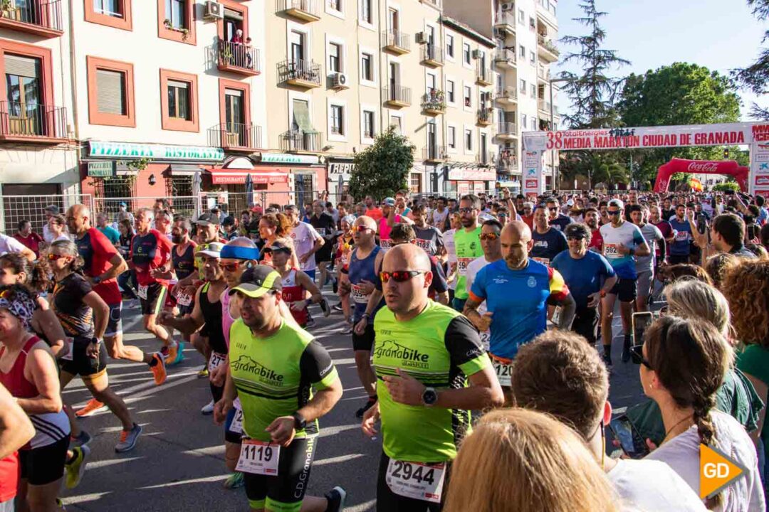 granabike's tweet photo. Algunos de nuestros #RunnersGRBK estuvieron presentes en la 38 Media Maratón Ciudad de Granada, la más bonita del mundo, que recorrió gran parte de la ciudad incluidos Albayzín y Alhambra, hoy son portada de la noticia de @granadadigital https://t.co/dRflAqtuc8