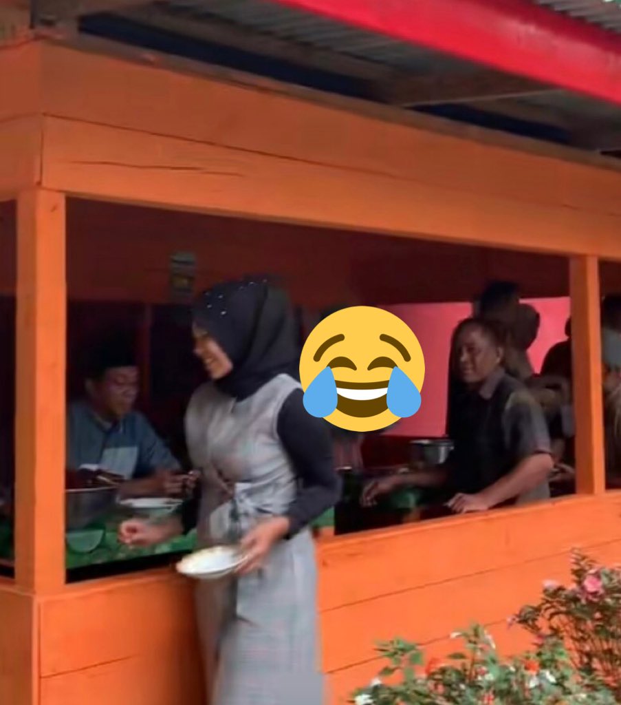 attoadoank's tweet photo. @bunnja Hati-hati kalau lihat restoran prasmanan
Cek lagi, jangan2 itu mereka lagi halal bihalal https://t.co/GiW0hX0pGp
