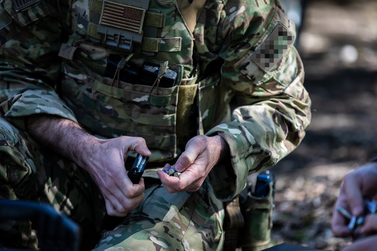 US_SOCEUR's tweet photo. SOCEUR trains with #NATO allies in Hungary 🇭🇺 A U.S. Army Green Beret assigned to #tenthSFG pulls security during multi-team, multi-breach training in preparation for their participation in #TrojanFootprint.
(U.S. Army 📸 by Sgt. Hannah Hawkins)
#BlackSwan22 https://t.co/IBxvW440pL