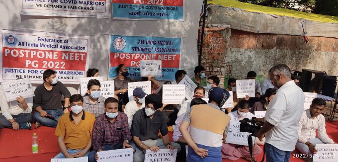 drasmalhi's tweet photo. #Neetpg2022 Aspirants protest at Hundreds of doctors have joined protest #JantarMantar
Stay United
DOCTORS UNITY ZINDABAD
Humble request from @UDAIndia @drdeepankar07 
@DrRohanKrishna3 @FAIMA_INDIA_ to @mansukhmandviya @narendramodi @NMC_IND @NBEMS_INDIA to
#POSTPONENEETPG_MODIJI https://t.co/fVqnma6VnZ