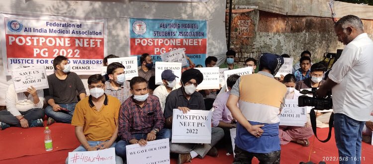 drasmalhi's tweet photo. #Neetpg2022 Aspirants protest at Hundreds of doctors have joined protest #JantarMantar
Stay United
DOCTORS UNITY ZINDABAD
Humble request from @UDAIndia @drdeepankar07 
@DrRohanKrishna3 @FAIMA_INDIA_ to @mansukhmandviya @narendramodi @NMC_IND @NBEMS_INDIA to
#POSTPONENEETPG_MODIJI https://t.co/fVqnma6VnZ