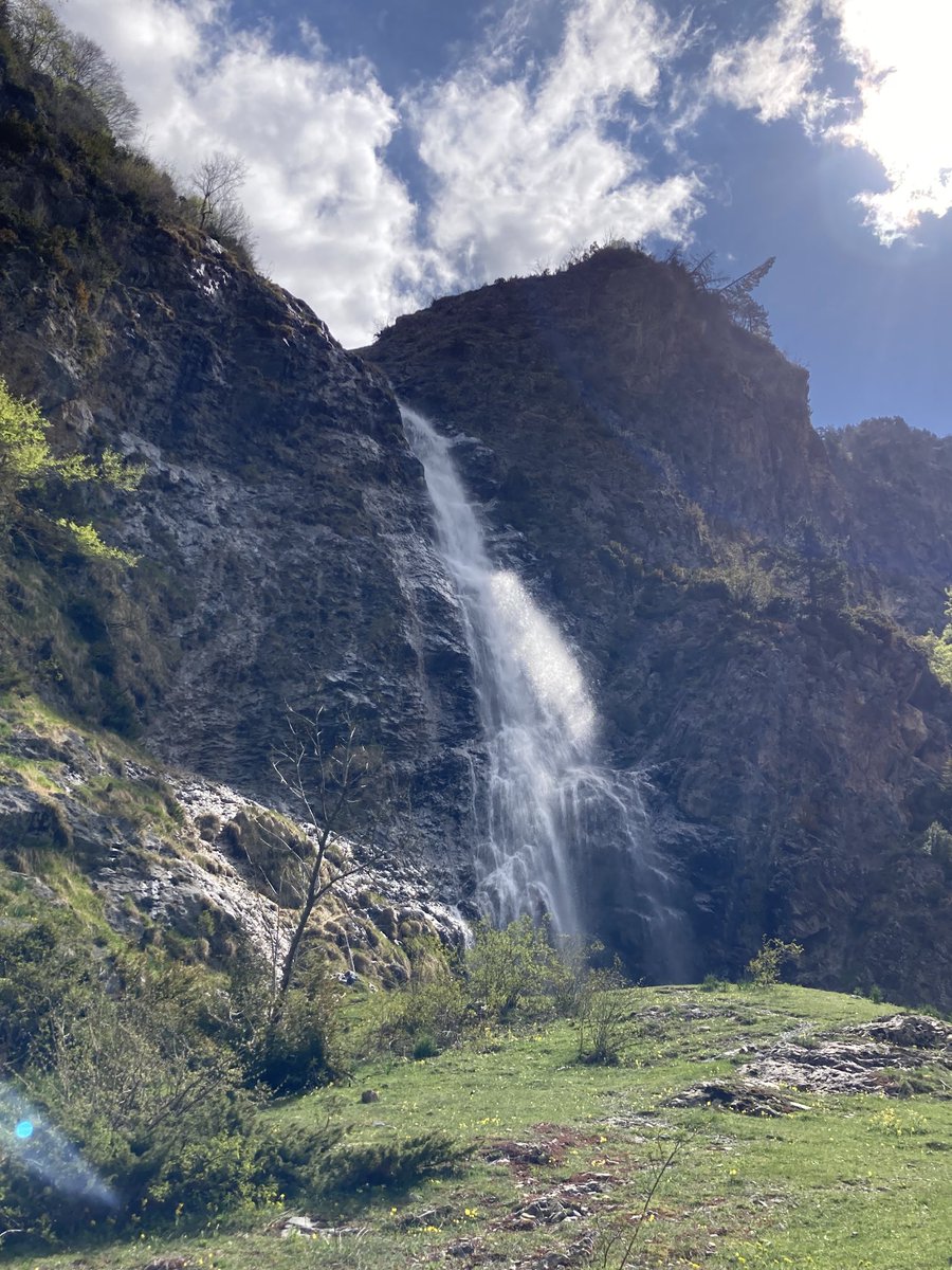 slaplana_tve's tweet photo. Así luce hoy el valle de Bujaruelo, para mí, uno de los lugares más bonitos de la provincia de Huesca. https://t.co/g6XdcJMgkK