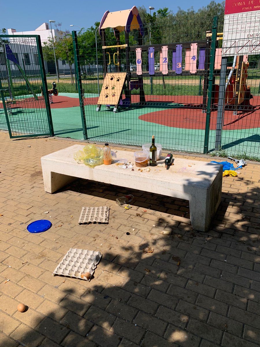 karittttooo's tweet photo. @LipasamSevilla Este es el estado del parque de la calle hispano aviación 4 ...y nadie ha venido a limpiar. Increible https://t.co/9nUHETAOXr