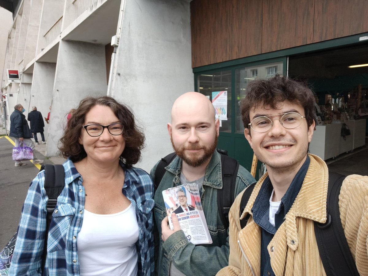 unionpop7805's tweet photo. Ce matin nous avons été 6, de quoi aller convaincre à toutes les entrées du marché Debussy à Sartrouville !
"Ça va le faire, c'est reparti là" nous a dit un vieux monsieur avec le coeur.
Nous le croyons aussi. Après le lancement réussi de la #Nupes, #DirectionMatignon ! https://t.co/EqsCNzk39a