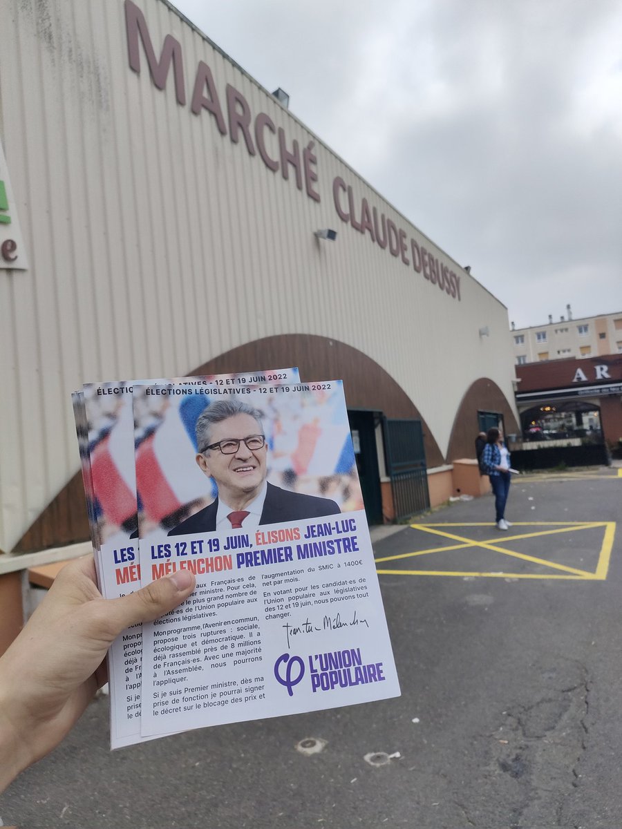 unionpop7805's tweet photo. Ce matin nous avons été 6, de quoi aller convaincre à toutes les entrées du marché Debussy à Sartrouville !
"Ça va le faire, c'est reparti là" nous a dit un vieux monsieur avec le coeur.
Nous le croyons aussi. Après le lancement réussi de la #Nupes, #DirectionMatignon ! https://t.co/EqsCNzk39a