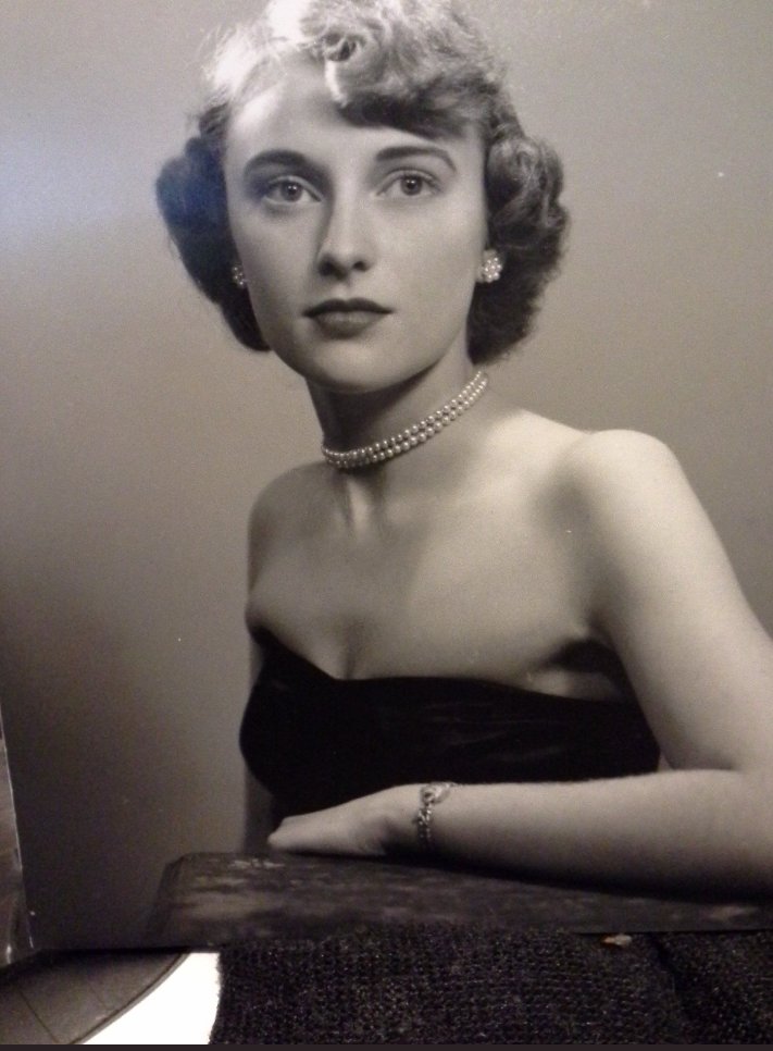 VABVOX's tweet image. My beautiful, brilliant mother at 17 in her freshman year at Wellesley College. A dedicated Civil Rights worker who risked her life for justice, she taught her children to do the same. She told me to always take a book wherever I went so I would never be bored. 
#MothersDay.