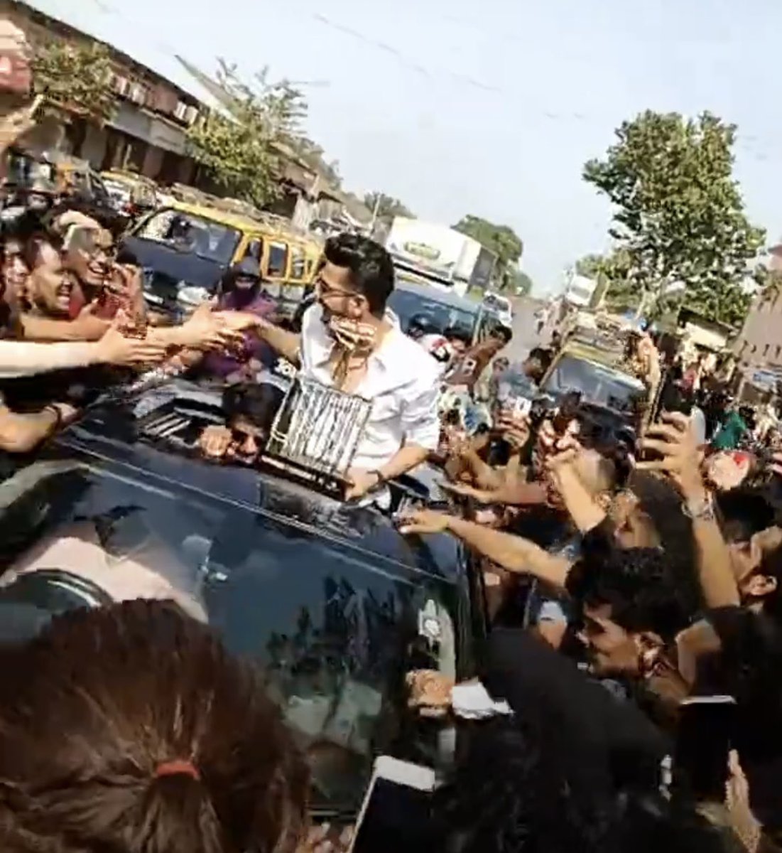 Maz05Sahin's tweet photo. The way he was openly giving his hands to public &amp; interacting with them.

@munawar0018 my love this is just the beginning, you have many more good things coming your way <3

BADASS WINNER MUNAWAR

#MunawarFaruqui #LockUpp https://t.co/VzXKeliQ8Z