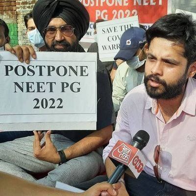 ManthiniReshma's tweet photo. Goosebumps!!!!!! 
This immense support from seniors 🥺🙏🏻...we r indebted to u forever .
#NEETPG2022 
#NEETPG2022DEFERMENNT 
#POSTPONENEETPG_MODIJI 
@DrRohanKrishna3 @drasmalhi @official_aimsa @FAIMA_INDIA_ @IMAIndiaOrg @UDAIndia @doctor965 https://t.co/LpStYM6tED
