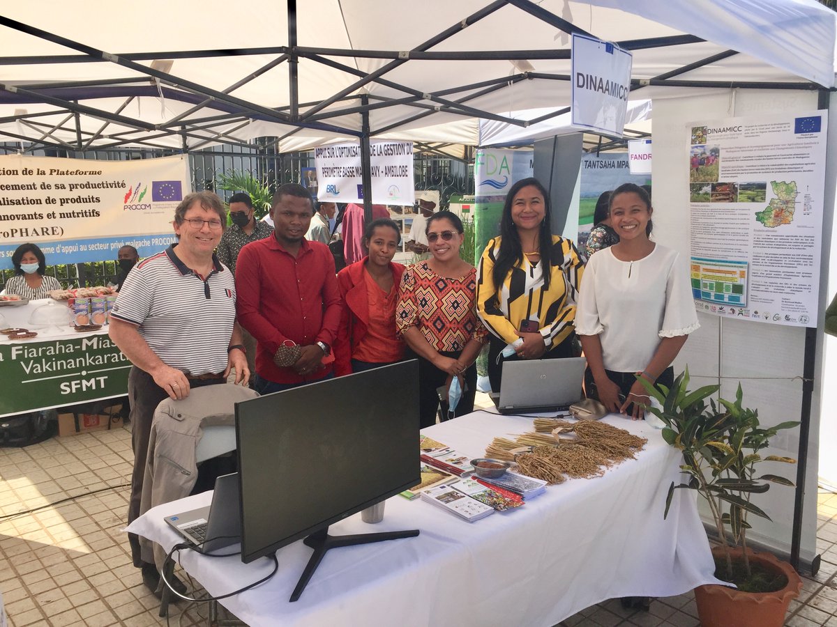 Cirad_AAM's tweet photo. Le @Cirad  à la journée des projets @UE_Madagascar  avec les chercheurs  de FOODSEC-semences, DINAAMICC-agroécologie et de DIABE bois énergie, accompagnés de l'Ambassadeur UE, @ambafrmada et @AFD_France et des ministres du MEDD et MINAE. https://t.co/Y9bTh7B3An