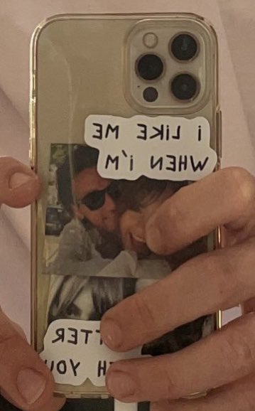 ocicattt's tweet photo. 😒SHOW OFF !! 

🙄I mean…
the Transparent Phone Case

@Conor_O_Donohoe 
@EmiliaJonesy https://t.co/MgdQCGkU5R