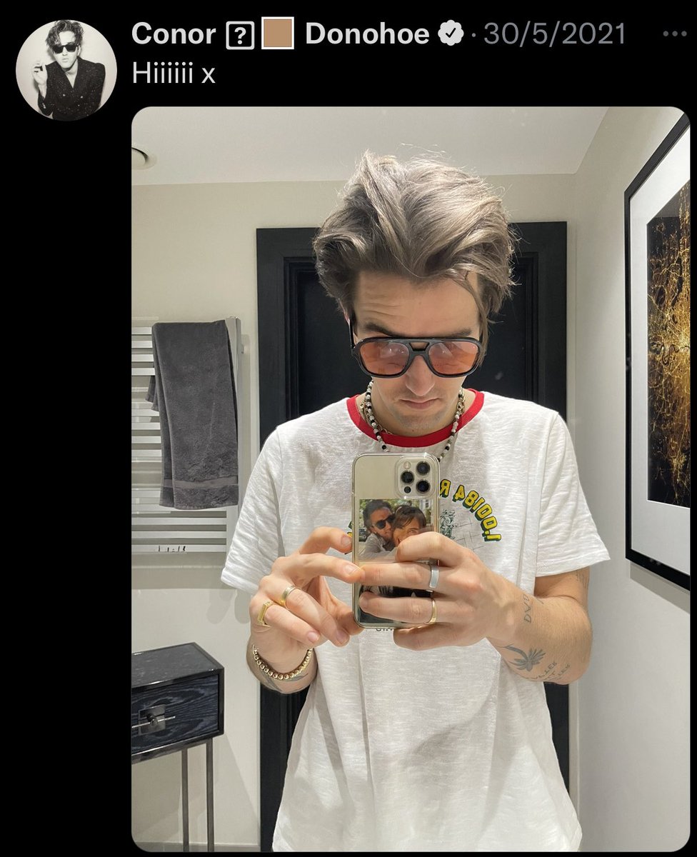 ocicattt's tweet photo. 😒SHOW OFF !! 

🙄I mean…
the Transparent Phone Case

@Conor_O_Donohoe 
@EmiliaJonesy https://t.co/MgdQCGkU5R