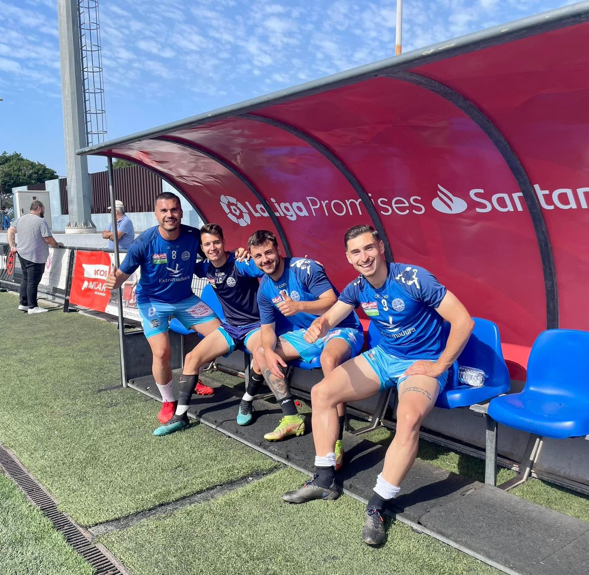 CDCORIA's tweet photo. 📸 | Más imágenes que nos envía nuestra grada de animación #UltraBar desplazada a Maspalomas, más cerca que nunca de los nuestros.
🗣 ¡No se les ha dejado de escuchar en todo el partido!
💙 @UDSanFer 🆚 @CDCORIA 💛
📺 @Footters
📻 @enjuegoCEX
📲 #UDSanFernandoCDCoria https://t.co/5DHJ8fNCaS