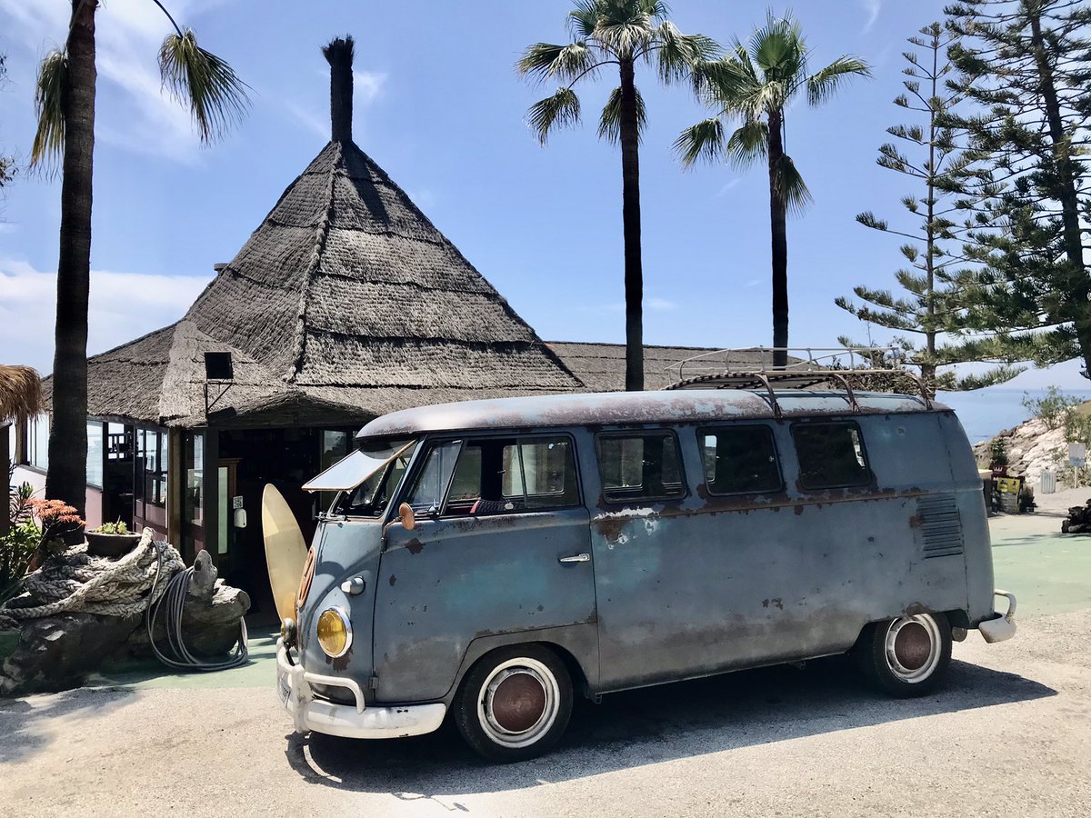 bonnietriumph's tweet photo. And on the walk home you pass something like this! #vdubz #vwsplitty https://t.co/FvaqyMA0Tj