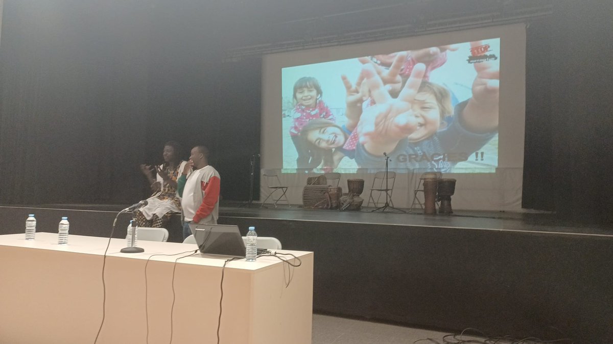 stopmaremortum's tweet photo. Gràcies a tothom que ha fet possible aquesta setmana Pel #DretaMigrar i #AcollidaDigna: al grup Djilandiang, Escola Rocalba, l'Ajuntament St Feliu de Pallerols @Pallerolstuit i els joves de Mas Coll de Dalt👏🎶. Seguim!! 💪
#Medfaces #RostresdelaMediterrània #ViesLegalsiSegures https://t.co/Oi1qmJomwI