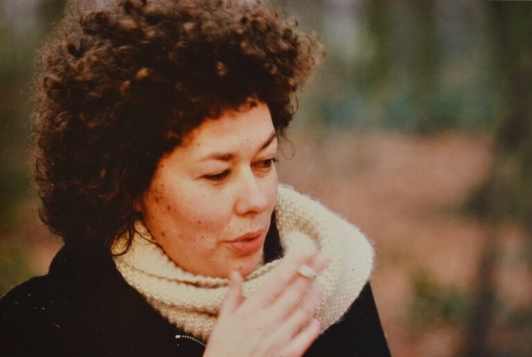 Een ode aan een authentiek en mooi mens. In dit interview vertelt Sis openhartig over haar liefde voor kunstgeschiedenis, lesgeven, reizen en haar partner Coen. 'Normaal loop ik natuurlijk niet achter Coen aan, maar tijdens onze reizen deed ik dat trouw.' ow.ly/ZU3g50J2aaY