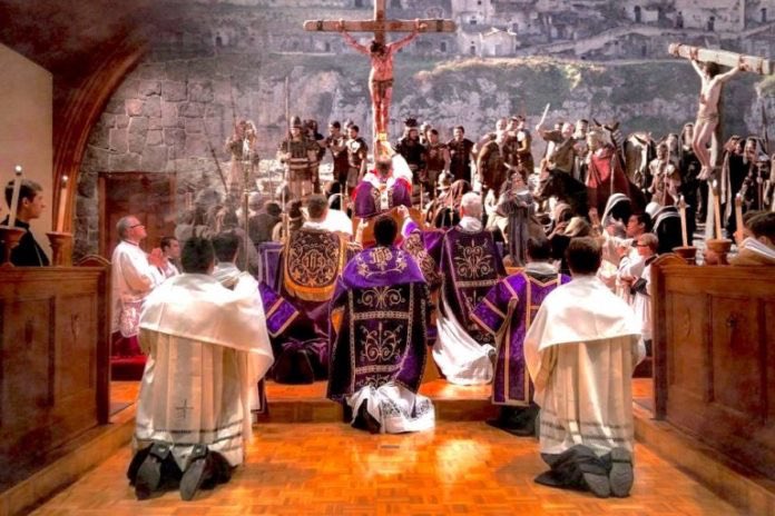 fernandoBiblia's tweet photo. Nos vemos en la Santa Misa.
 
¡Misterio fascinante y tremendo!
 
¡Santo! ¡Santo! ¡Santo! https://t.co/NNMfyRLRV5