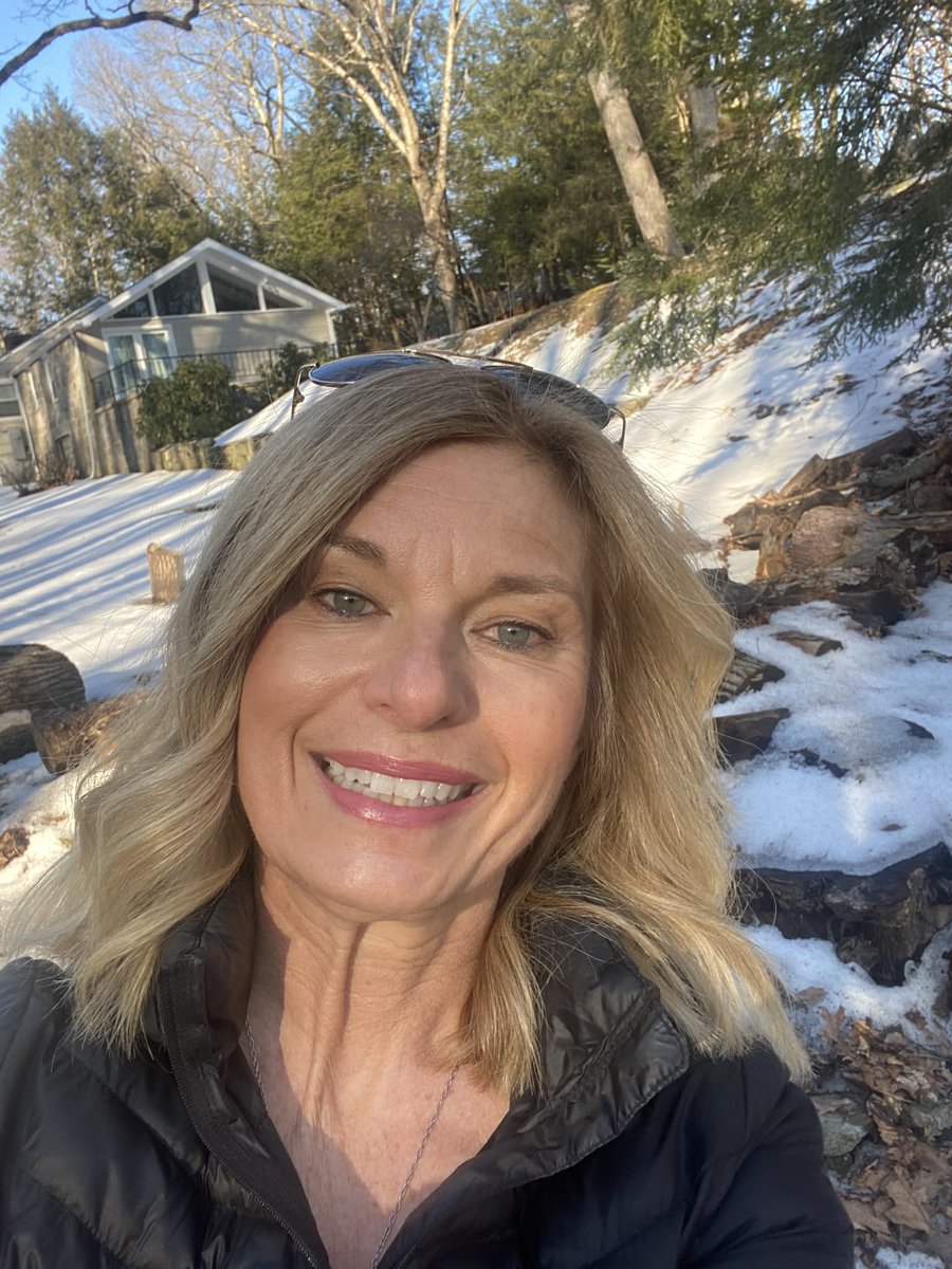 Midlife_Living's tweet photo. @paulinaporizkov 56 and training to run the NYC Marathon - never have run in my life! Love being #oldandugly https://t.co/PiINTz2R60