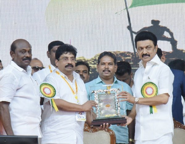 VVR_Oil's tweet photo. Our MD Mr. @TPVVaikundaraja sir receiving an award from honourable Tamil Nadu Chief Minister Mr. @mkstalin sir for Best Oil Manufacturer 😍😍
#VVR_Oil #ChekkuOil #VVRCoconutOil #VVRGroundnutOil #VVR50 #50YearsOfPurity https://t.co/Fj7paAWQmI