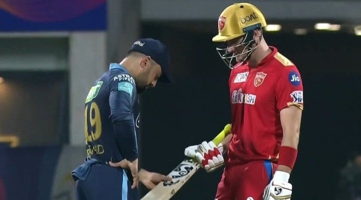 SagarSadhwani15's tweet photo. Me checking the pen of student who managed to get 20/20 in viva.

#collegeexams
#Medico https://t.co/0rjW6xvxsg