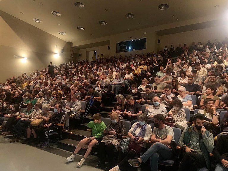 rebotnavarcles's tweet photo. EXITÀS!!! QUIN GOIG veure el teatre de Navarcles ple a vessar i gaudint d’aquesta manera d’una “bèstia” dalt de l’escenari com és en @enpeyu ! MOLTÍSSIMES GRÀCIES A TOTHOM per confiar una vegada més en nosaltres. Hi crèiem molt i vosaltres ho heu fet possible! https://t.co/23u3e44DAm