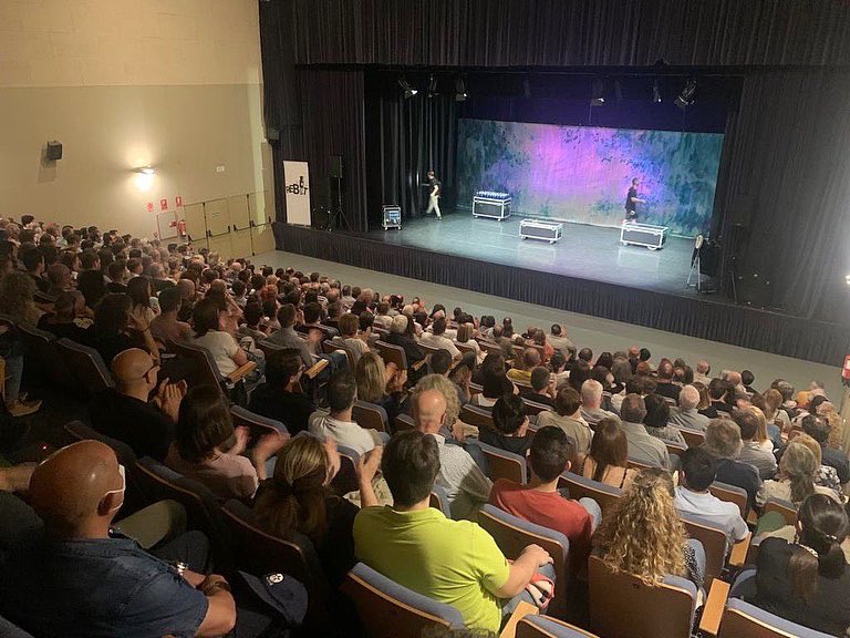 rebotnavarcles's tweet photo. EXITÀS!!! QUIN GOIG veure el teatre de Navarcles ple a vessar i gaudint d’aquesta manera d’una “bèstia” dalt de l’escenari com és en @enpeyu ! MOLTÍSSIMES GRÀCIES A TOTHOM per confiar una vegada més en nosaltres. Hi crèiem molt i vosaltres ho heu fet possible! https://t.co/23u3e44DAm