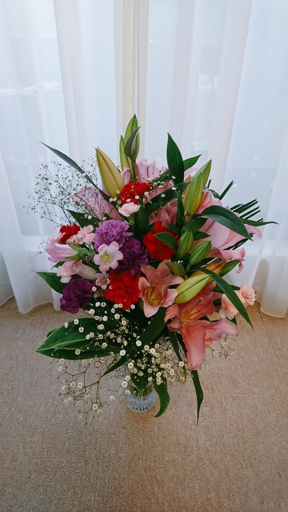 shotkora1022's tweet photo. お母さんいつもありがとう(✿>ω<✿)カサブランカとカーネーションを中心に作って貰った  
  #紫のカーネーション母の日 https://t.co/jYxL1RIFAL