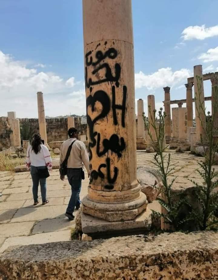ZaynaHamarneh's tweet photo. But why!!!! 
مش فاهمه هي قلة حيا او قلة تربية او قلة ولاء او قلة ثقافة؟ https://t.co/HX8b828zex