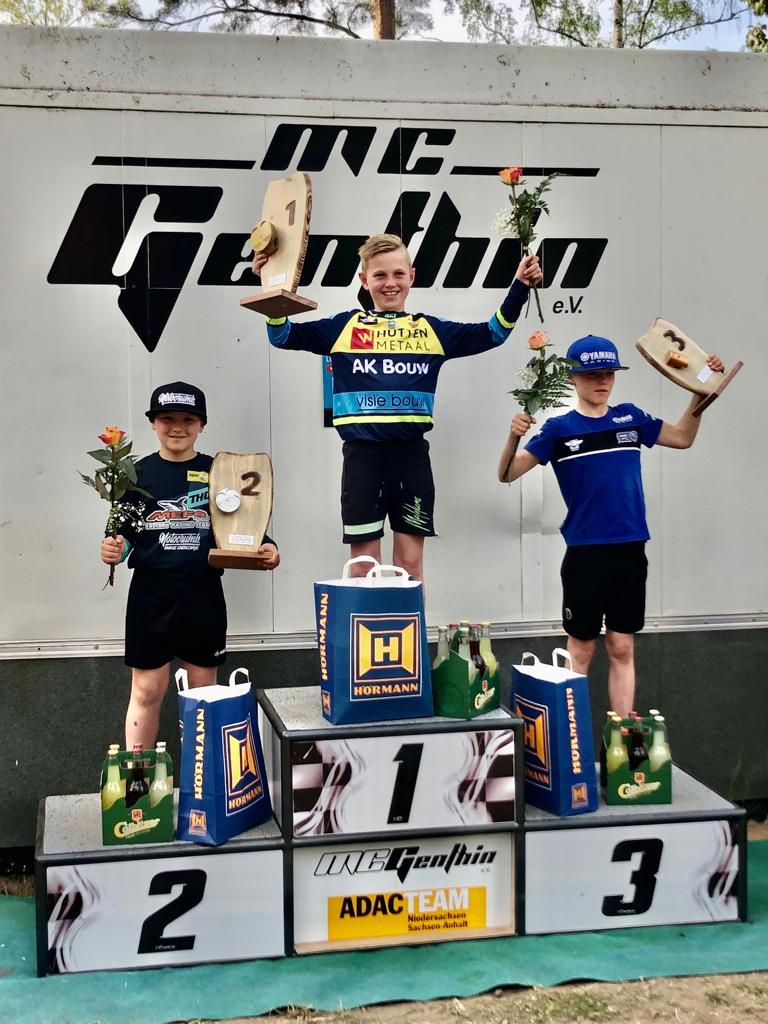KEMCOSportsMana's tweet photo. P1 en P2 in Genthin voor #KEMCOManagement dankzij Dion Brakke461 en Luca Nierychlo 😀✊️👏 en Jayson van Drunen wint de 85cc 💪#KEMCOSportsPR #Beeldcommentaar #Motocross #Inschrijvingen #Wijhelpengraag #DaaromKEMCO #PoweredbyKEMCO #DM65🇩🇪 https://t.co/IB7hl8P16v