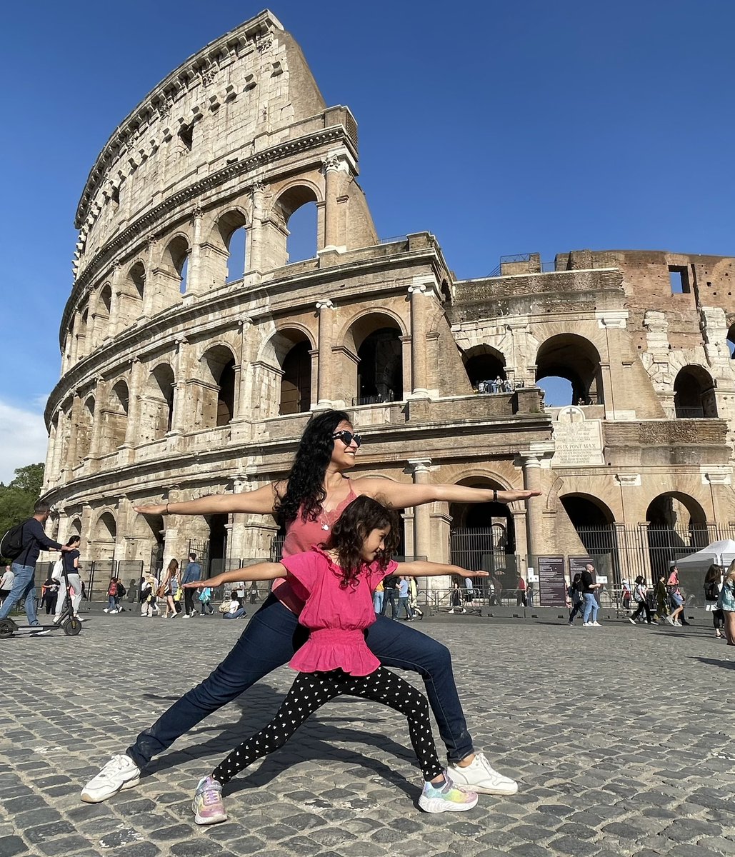 LaPopeSZ's tweet photo. Para cerrar con broche d oro mi viaje-regalo a Italia x el día d las Madres nos tomamos un foto con Adriana en Pose de Yoga #Virabhadrasana2 #warriorpose2 🕉🧘🏻‍♀️. Le dedicamos esta pose a todas las Madres xq somos unas guerreras 💪🏻❤️#momanddaughteryoga 🥰 FELIZ DIA DE LAS MADRES 🤩 https://t.co/bGRXlm4qLL