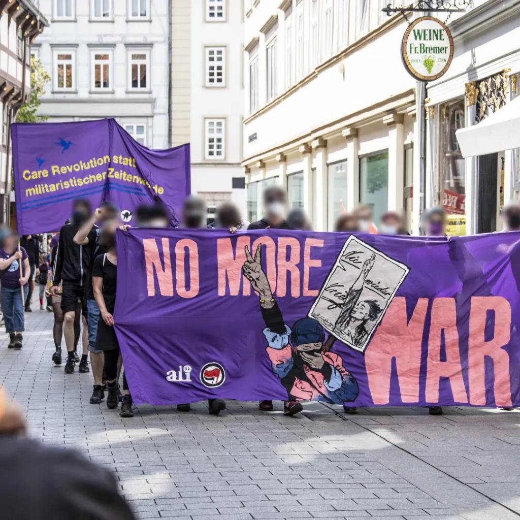 ali_goettingen's tweet photo. "... in diesen Zeiten seinen Prinzipien treu zu bleiben und zu sagen: #NieWiederKrieg! #NieWiederFaschismus! Wir stehen hier entschieden gegen eine neue Welle des deutschen #Militarismus!"

Bilder: Niko Kuhn, @doku_nkuhn https://t.co/oD6WAomzDQ