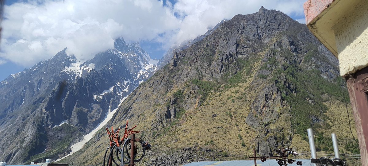 DRSANGEETASTV's tweet photo. Beautiful view from my window 🏞#Devbhumi #Utrakhnd #DhamYatra #Love #Happiness #Blessings🥰🙏🙏 https://t.co/l9v39jB8qW