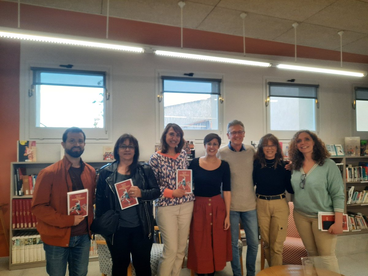 ERCSentmenat's tweet photo. El passat divendres. vam tenir la fortuna de tenir entre nosaltres la Jenn Díaz. 

Va presentar la seva última novel·la #ElsPossessius a la biblioteca de #Sentmenat.
#JennDíaz #ercvallèsocc #ERCdones #bibliotecadesentmenat

Gràcies Jenn, per l'estona i les reflexions compartides. https://t.co/qBfFGkzeCU