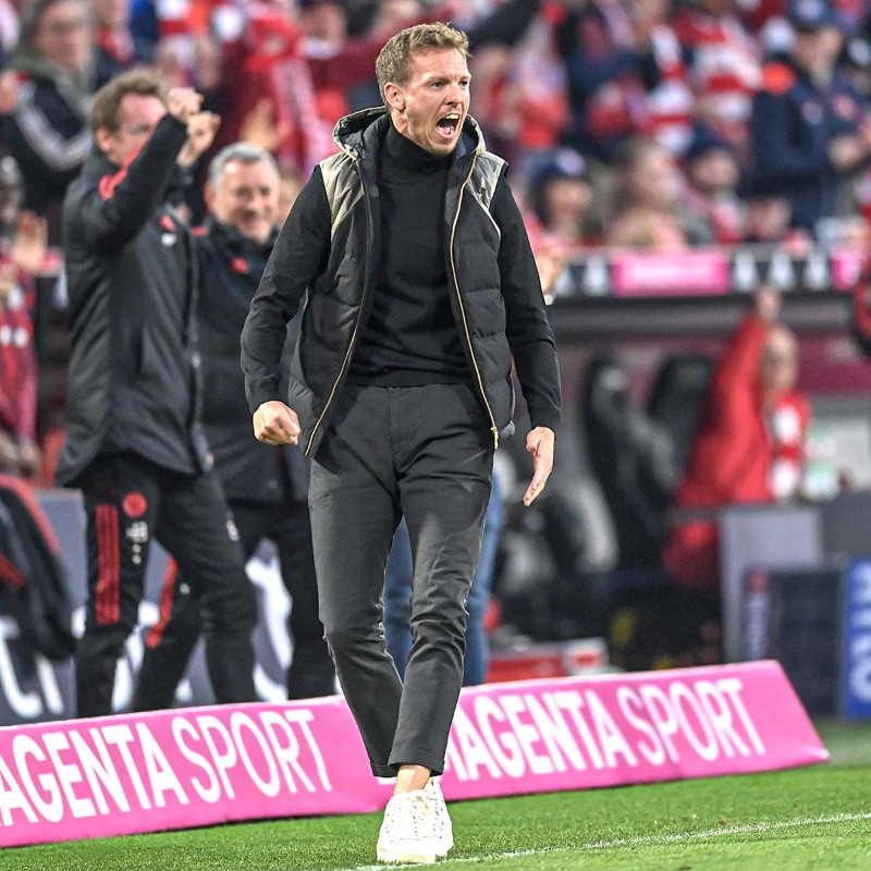 CoachesVoice's tweet photo. At Bayern Munich, @J__Nagelsmann's 4-2-3-1 becomes a 4-4-2 or four-diamond-two when out of possession, with Thomas Müller the likeliest to instigate their high press by advancing from his starting position to join Robert Lewandowski... 🔵🔴 

#FCBayern