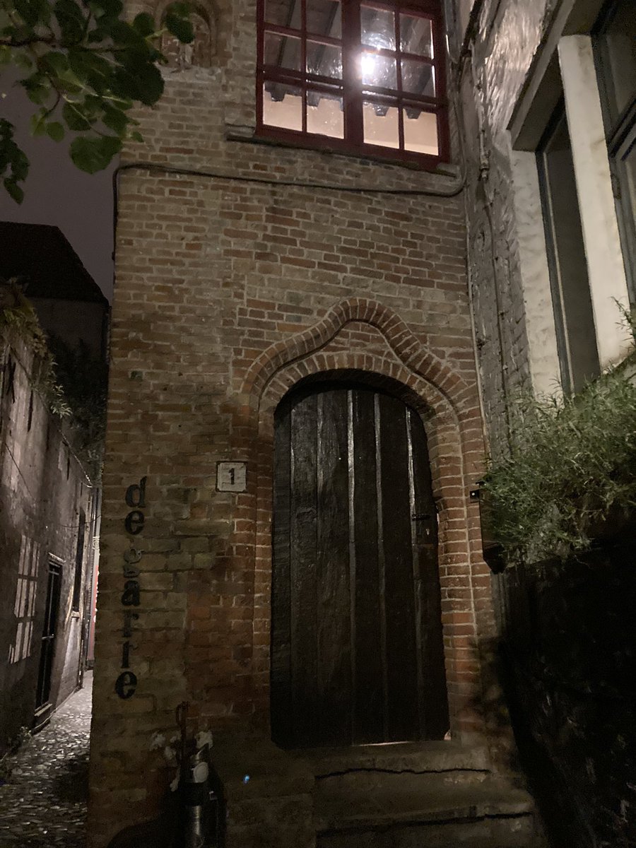 joereags's tweet photo. Visited De Garre Bar in Bruges last night. Iit was tucked down an alleyway and had some incredible beer which they served with cheese #beer #drinklocal #belgianbeer #avecfromage https://t.co/KfrnjA0CSH