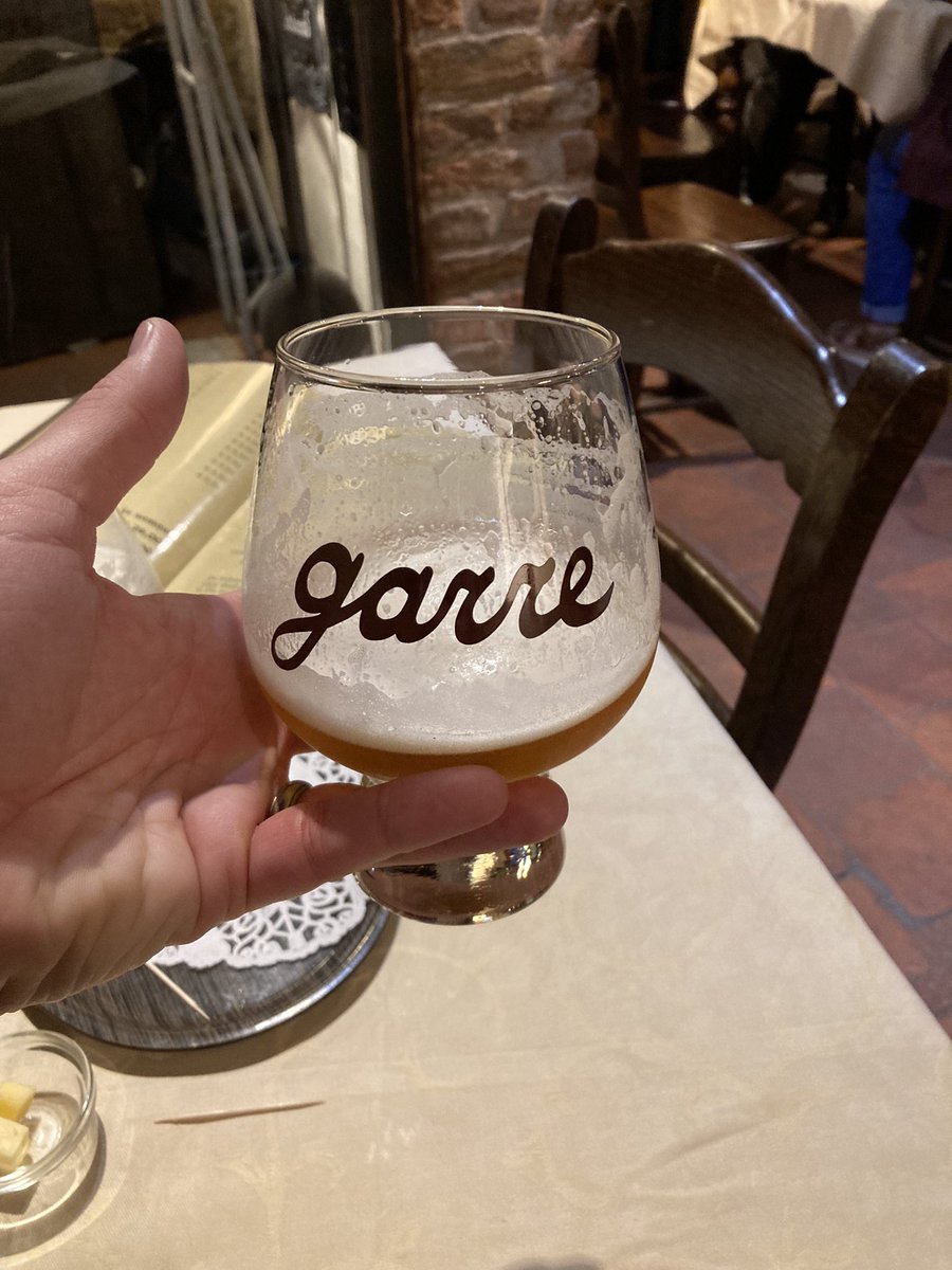 joereags's tweet photo. Visited De Garre Bar in Bruges last night. Iit was tucked down an alleyway and had some incredible beer which they served with cheese #beer #drinklocal #belgianbeer #avecfromage https://t.co/KfrnjA0CSH