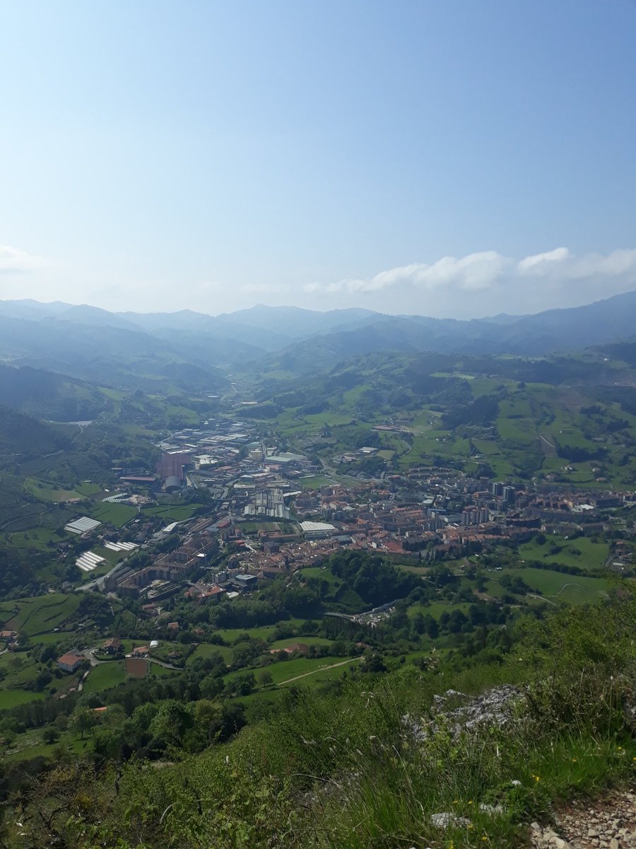pagazauskas's tweet photo. Ayer tocaba ruta por #azpeitia . Conozco muy pocos montes de #gipuzkoa, es mi asignatura pendiente 🤦♂️. En 15 km de ruta se pueden ascender Kakueta, Erlo y Xoxote, por un entorno y paisajes chulisimos. Y de paso puedes saludar a San Ignacio 😇. Ya van 48!!!! #erlo #xoxote #kakueta https://t.co/JitWJV1ZDg