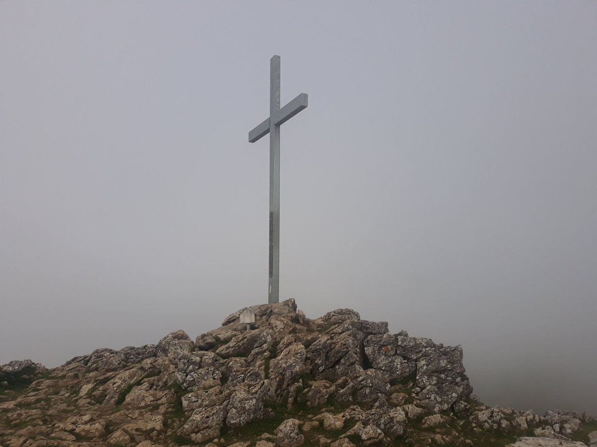 pagazauskas's tweet photo. Ayer tocaba ruta por #azpeitia . Conozco muy pocos montes de #gipuzkoa, es mi asignatura pendiente 🤦♂️. En 15 km de ruta se pueden ascender Kakueta, Erlo y Xoxote, por un entorno y paisajes chulisimos. Y de paso puedes saludar a San Ignacio 😇. Ya van 48!!!! #erlo #xoxote #kakueta https://t.co/JitWJV1ZDg