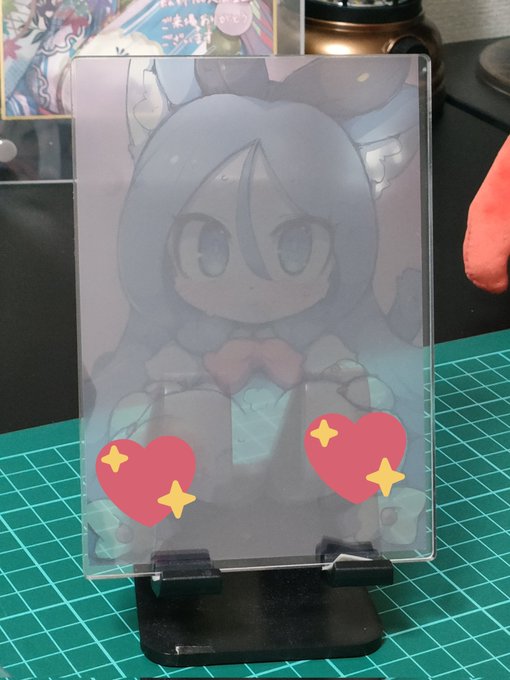 一枚目はアクリルにただ貼っただけの状態。実際は画像ほど濁って見えないが絵の判別は厳しい。
二枚目はプリズム折り紙を後ろに当てた状態。多少はマシだがやはり絵をどうにかするには裏当ては必要か。自作シールカードだと白マジックが使われるらしい。
三枚目は単純に白い紙を敷いたもの 