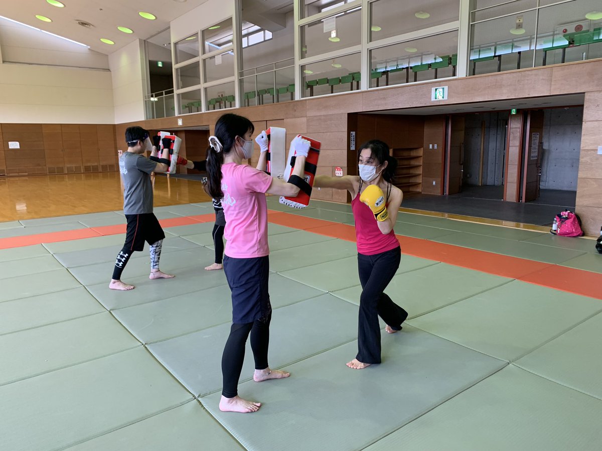 日曜日の朝　健康キックボクシング
今日は大阪掛け試し稽古会でお友達になりました
隣町　藤井寺市にありますスタジオプラーチャーの代表　ヨガ🧘‍♀️インストラクターの松下陽子先生が体験で来て下さいました。
ヨガの先生を目の前にストレッチするの勇気いるなぁ〜　😅

#松原市キックボクシング
#健康キ