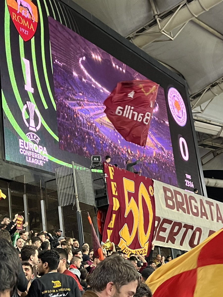 Passenger1927's tweet photo. Se i tuoi colori sventolo,  i brividi mi vengono,  non mi stanco mai di te,  forza grande Roma alé!
#romalcfc https://t.co/Z1IIGwXgf5