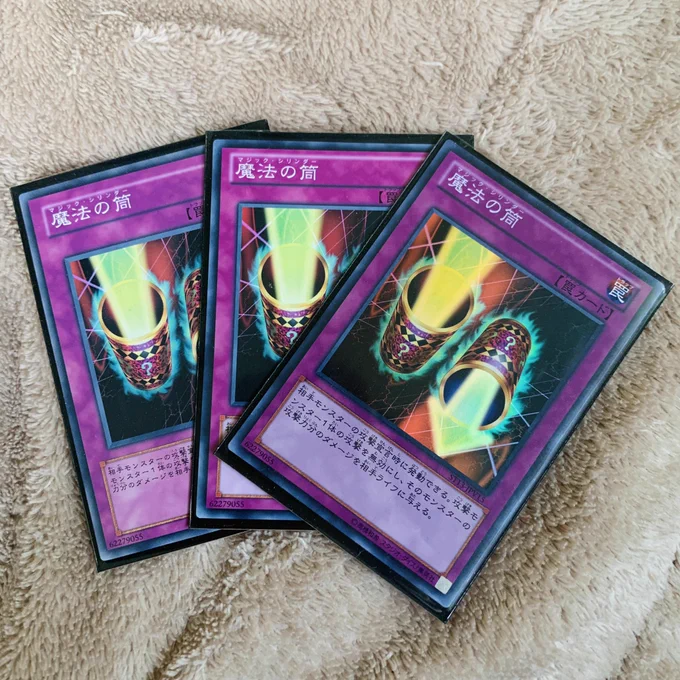 昔使ってた遊戯王のデッキ見つけたけどこれといってシナジーとかなく魔法の筒が3積みされてる良いデッキだった 