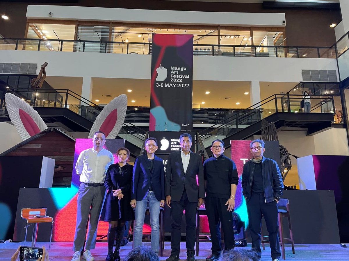 ภาพบรรยากาศ Talk Topic “ THAILAND’S ARTSCAPE AND ITS FUTURE” by Chadchart Sittipunt , Sermkhun Kunawong , Suchai Pornsirikul and Phathaiwat 
สามารถเข้าร่วมงาน Mango Art festival 2022 ได้แล้วตั้งแต่วันนี้-8 พฤษภาคม 2565 
เวลา11:00-22:00 น.งานนี้เข้าชมฟรี!! มากันเยอะๆนะคะ