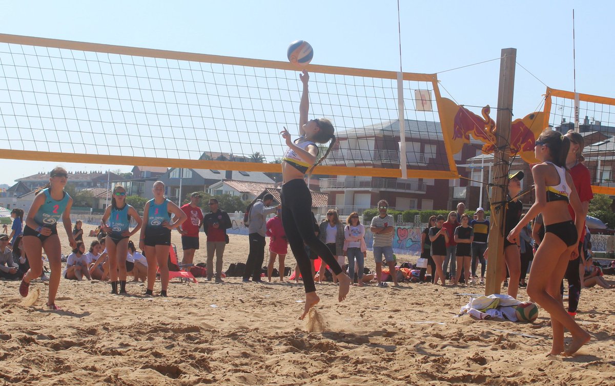 VPvszone's tweet photo. 𝘾𝙄𝙍𝘾𝙐𝙄𝙏𝙊 𝙍𝙀𝙂𝙄𝙊𝙉𝘼𝙇 𝙑𝙊𝙇𝙀𝙔 𝙋𝙇𝘼𝙔𝘼 🏐🇵🇱

Primera jornada del Circuito Regional de Voley Playa.

SUB15 

🥉 Vszone Bezana (Oro)
🥈 Vszone San Juan (Plata)
 9° Vszone Soto (Plata)

ARRONTI VSZONE ‼️💪🏐🏖️🦈
#VoleyPlaya #Vszone #Bezana #Cantabria🏐🏖️ https://t.co/oRgpAXOaRM