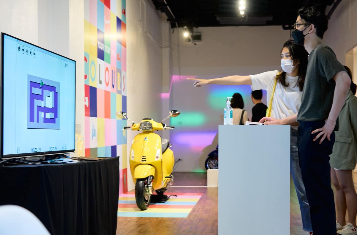 ไฮไลท์อีกหนึ่งจุดที่พลาดไม่ได้!! กับงาน Interactive ที่ทาง เวสป้า (Vespa) แบรนด์มอเตอร์ไซค์สกู๊ตเตอร์สัญชาติอิตาลีได้จับมือกับศิลปินดิจิทัลชาวอเมริกัน ไทเลอร์ เจมส์ (Tyler James Bangkok) สรรสร้างนิทรรศการแห่งสีสันในโลกดิจิทัล "TELL YOUR STORY WITH COLORS”