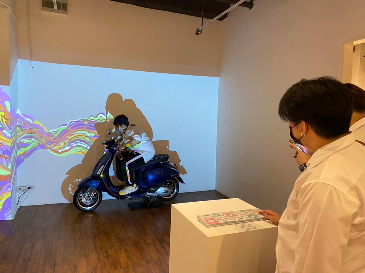 MangoArtFest's tweet photo. ไฮไลท์อีกหนึ่งจุดที่พลาดไม่ได้!! กับงาน Interactive ที่ทาง เวสป้า (Vespa) แบรนด์มอเตอร์ไซค์สกู๊ตเตอร์สัญชาติอิตาลีได้จับมือกับศิลปินดิจิทัลชาวอเมริกัน ไทเลอร์ เจมส์ (Tyler James Bangkok) สรรสร้างนิทรรศการแห่งสีสันในโลกดิจิทัล "TELL YOUR STORY WITH COLORS” https://t.co/ceHVqaNVMX