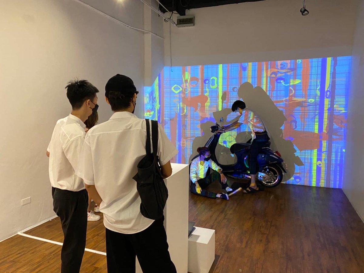 MangoArtFest's tweet photo. ไฮไลท์อีกหนึ่งจุดที่พลาดไม่ได้!! กับงาน Interactive ที่ทาง เวสป้า (Vespa) แบรนด์มอเตอร์ไซค์สกู๊ตเตอร์สัญชาติอิตาลีได้จับมือกับศิลปินดิจิทัลชาวอเมริกัน ไทเลอร์ เจมส์ (Tyler James Bangkok) สรรสร้างนิทรรศการแห่งสีสันในโลกดิจิทัล "TELL YOUR STORY WITH COLORS” https://t.co/ceHVqaNVMX