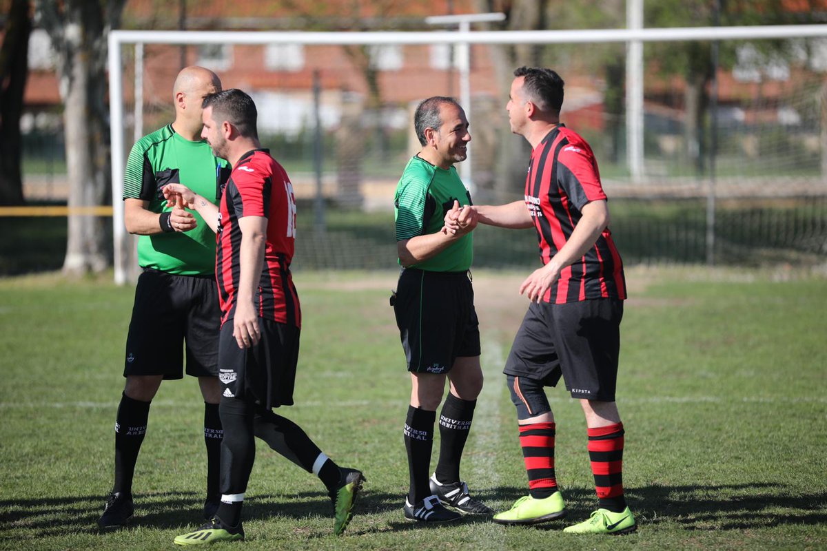 Árbitros de <a href="/UArbitral/">UNIVERSO ARBITRAL</a> y capitanes de <a href="/aovedouroliva/">AOVE DourOliva</a> y #RealeSeguros posan antes de la final  de 3a división de la #LigaRecoletas de ⚽️ de la <a href="/ESFundacion/">Fundación Eusebio Sacristán</a> en #Mojados. Hoy será otra jornada de #respeto #juegoLimpio #fairPlay y #compañerismo. 
📷 <a href="/rubenortegafoto/">Rubén Ortega Fotógrafo</a>