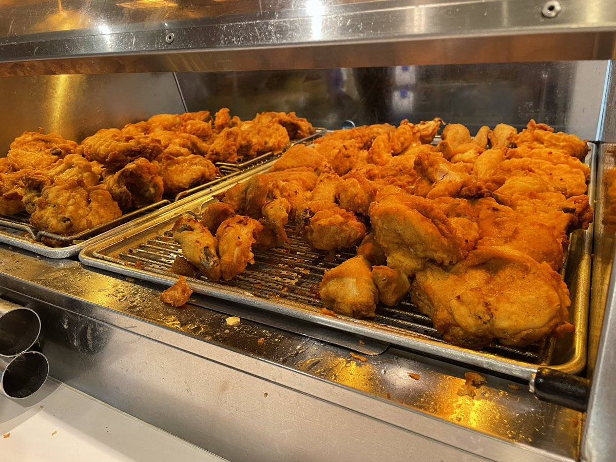 Mba_Bouya's tweet photo. 少し遠出…南町田グランベリーパークへ。

アウトレットでお買い物中ですが、
途中に「KFC restaurant」を発見👀

どうやら食べ放題の業態だそうで、
興味津々で入店してます🙆‍♂️

が…こんなにチキン食べる日が来るとは😭
店内観察してても面白いね✌️

#KFC #KFCrestaurant #南町田グランベリーパーク https://t.co/wH13f94iaA