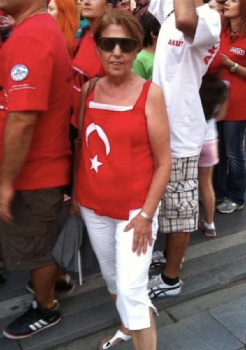 Annem 75 yaşında Adalet Yürüyüşünde. Cumhuriyet kadını, Atatürkçü, emekli ilkokul öğretmeni  Müjgan Pidecioğlu#analargülerse